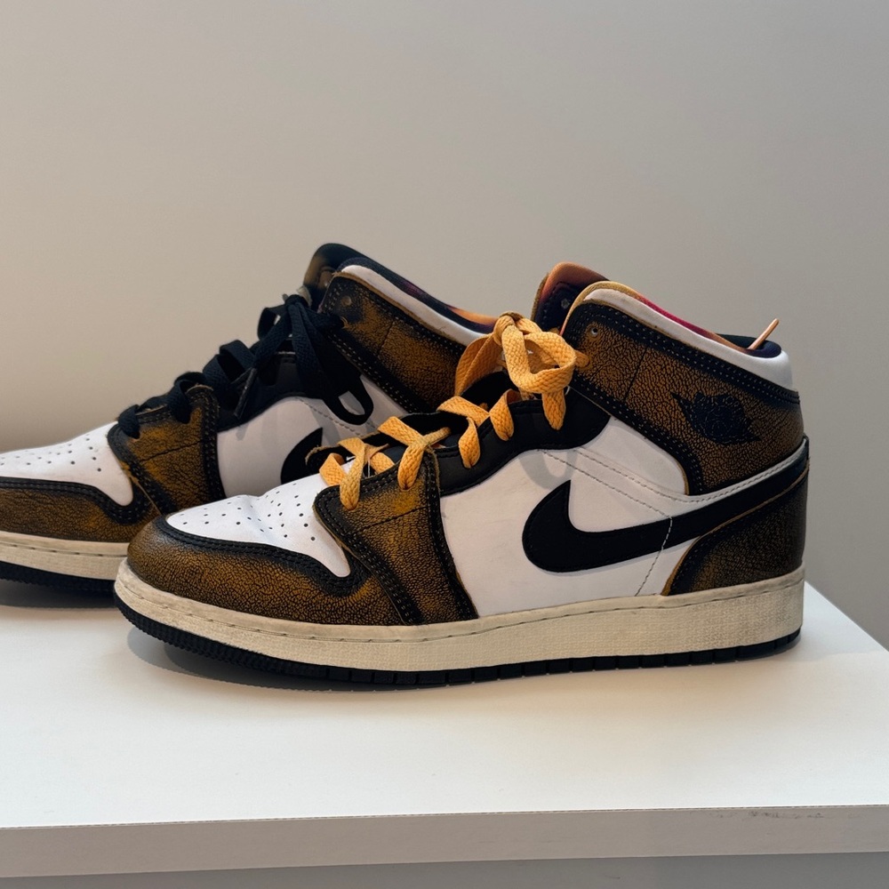 Nike Air Jordan 1 Mid SE size 7 youth